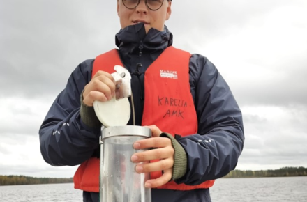 Riku Ikonen näytteenotossa järvellä