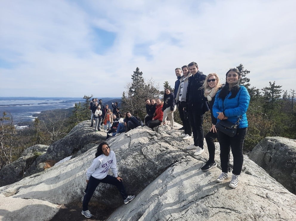 People standind on a cliff