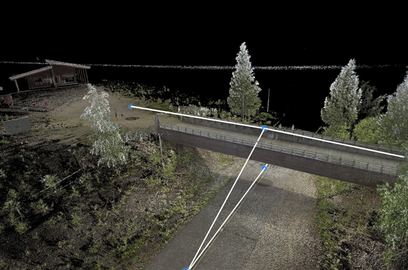 Laserkeilauksella tehty pistemalli Pärnävaaran urheilukeskuksesta. Taustalla huoltorakennus, etualalla silta